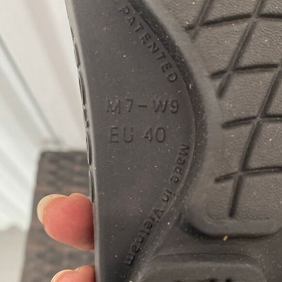 Oofos sandals, woman’s size 9 - Picture 6 of 6